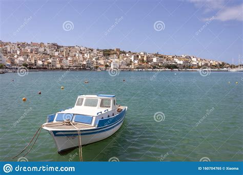 Sitia ist die östlichste stadt auf kreta und liegt 64 km östlich von agios nikolaos. Een Typische Kleurrijke Vissersboot In Sitia, Kreta ...