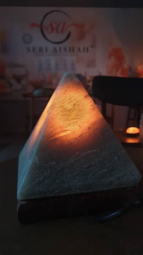 Mencari lampu garam bukit dengan harga borong? RARE! Lampu Garam Bukit Kelabu Bentuk Piramid - Pembekal ...