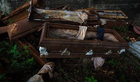 Decomposition Pictures Of Exhumed Bodies In Caskets A Vrt Of An