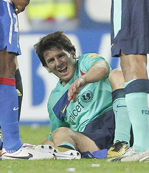 How about dancing now? yells leo messi to yerry mina after his penalty kick is saved by dibu martínez. El esguince de tobillo a propósito de Messi | Kinesiología