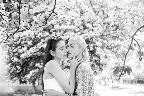pareja de lesbianas de chicas de primavera besándose hermosa chica sexy de primavera con flores