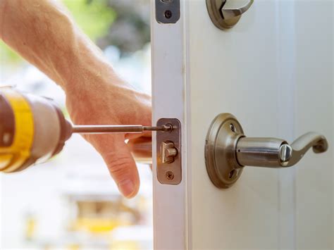 Comment ouvrir une porte avec la clé dans la serrure ? - Housekeeping