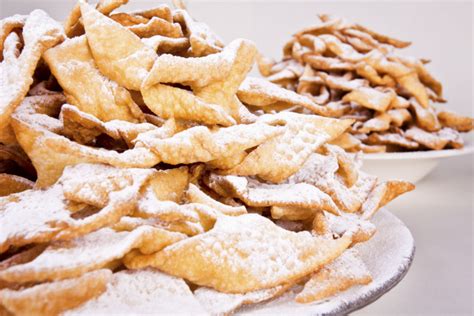 Per prima cosa, sbattete le uova in una ciotola. Chiacchiere di carnevale senza glutine | UnaDonna