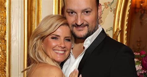 During her childhood she changed schools every year, as her mother had to move to other towns because of her acting. Ex-RTL-Moderatorin Jennifer Knäble: Ihr Sohn ist da - und ...