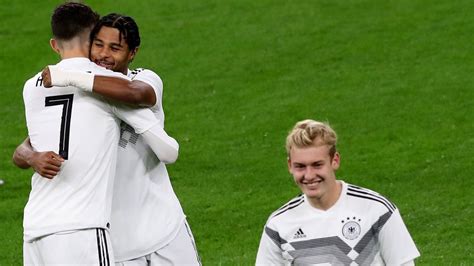 Das ist seine scharfe freundin! DFB-Torjäger Serge Gnabry: So schön ist Freundin ...