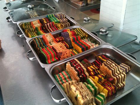 Bagi anda yang sukakan makanan tradisional orang sarawak seperti mee kolok, laksa sarawak, mee sapi dan sebagainya, kami cadangkan anda cuba makan di restoran ini. Kek Lapis Sarawak - A kaleidescope of Sarawak's cake ...