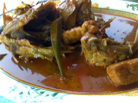 Kari kepala ikan yang pekat berempah, pedas, masam, semua cukup rasa. Mamadanisha: Kari Kepala Ikan
