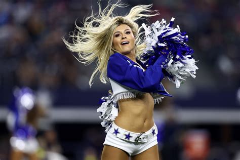 Look Cowboys Cheerleader Goes Viral Before Kickoff The Spun What S Trending In The Sports