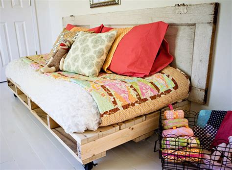 Denn beim möbel selber bauen können sie ihrer kreativität zuhause freien lauf lassen. Bauanleitung für ein cooles Palettensofa (Ecksofa ...