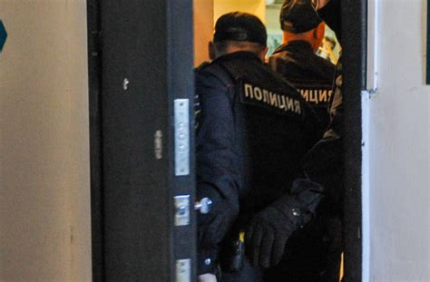 Максим резник сидит на скамье в клетке полулежа в позе аполлона, но садится ровно, когда в зал слово берет максим резник. В Петербурге задержан депутат Максим Резник
