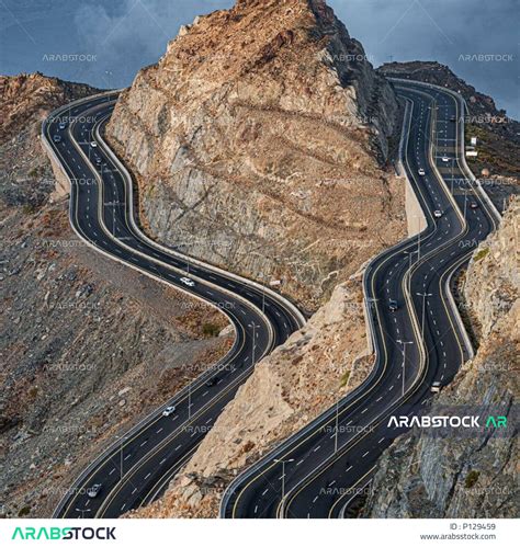 حركة مرور وسير السيارات بين القمم والمرتفعات في مدينة الطائف، صورة جوية