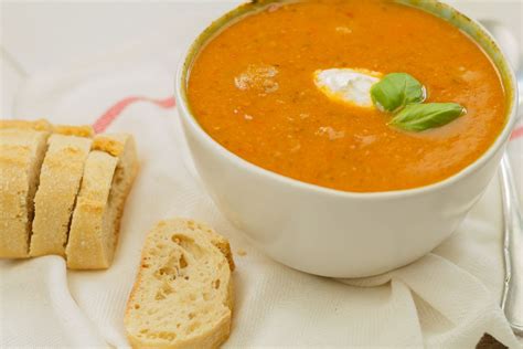 Deze Italiaanse tomatensoep met balletjes is echt iets voor de zondag