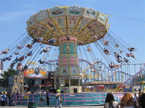 Wave Swinger Thrill Lab At Toronto Metropolitan University