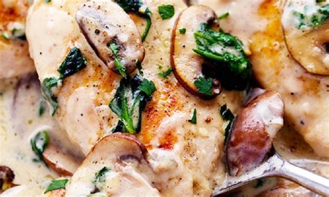 Des Blancs De Poulet Dans Une Sauce Crémeuse Au Parmesan Et À L Ail Et