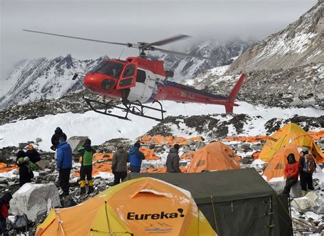 Mount Everest Avalanche Video Climbers Post Footage Tweets After Nepal Earthquake