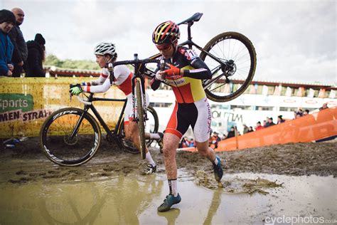 Rennrad ist das magazin für den aktiven radsportler. Sanne Cant, walking in the water