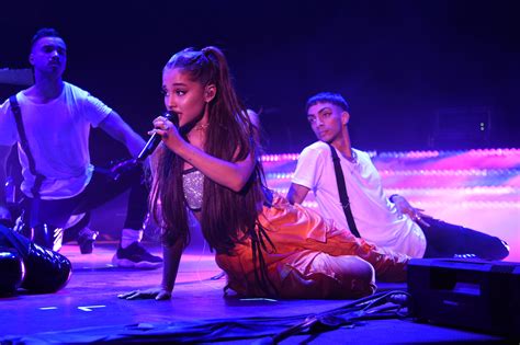 Ariana Grande Fans Are Convinced That Shes Pregnant After Music Video