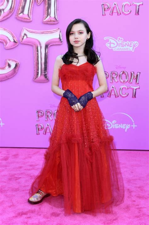 Violet McGraw Style, Clothes, Outfits and Fashion • CelebMafia