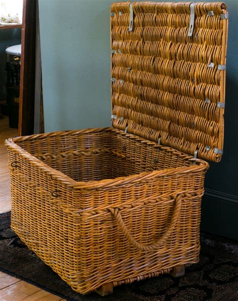 Vintage European Wicker Basket With Lid And Clasp For Sale At 1stdibs
