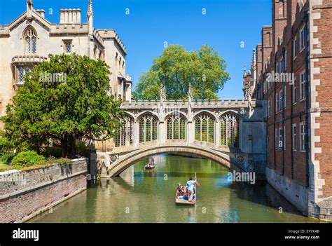 Punting Under The Bridge Of Sighs St Johns College Cambridge Stock
