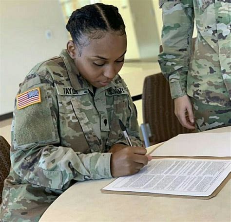The army, which is increasingly dependent on female soldiers, has issued new regulations that allow women to wear lipstick and. Pin by Chetta on MILITARY HAIRSTYLES FOR NATURAL HAIR ...