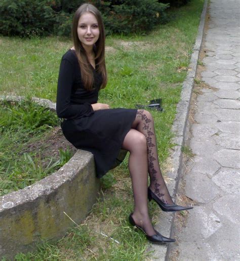amateur pantyhose on twitter high heels and black patterned pantyhose