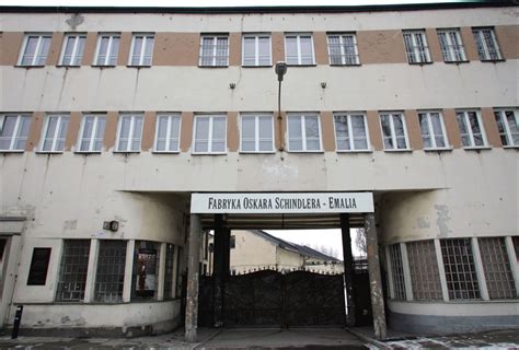Oskar schindler, un alemán adinerado y miembro del partido nazi, compró la fábrica de esmalte emalia en cracovia tras la invasión alemana de polonia durante la segunda guerra mundial. La fábrica de Oskar Schindler de la República Checa será ...