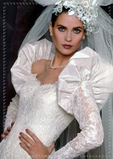 (regalo anche il velo abbinato ,e' abito da sposa anni 80, come da immagini. Vestiti da sposa anni 80