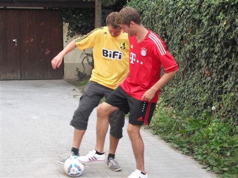 Current professional footballer thomas müller (born 1989) is not related to his namesake, former professional footballer, gerd müller. Thomas & Simon Müller - Thomas Müller Foto (26013442) - Fanpop