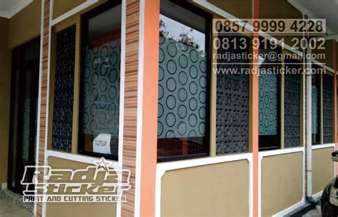 Biasanya di gunakan dan di tempel pada bagian bidang kaca pintu kantor,yang berfungsi untuk.sticker kaca sandblast atau kaca film merupakan salah satu dari sekian banyaknya material interior.sticker kaca sandblast atau kaca film ini di gunakan sebagai lapisan untuk kaca partisi atau sekat pembatas kaca ruangan kantor ataupun rumah tempat. Stiker Sandblast Cutting Kaca Jendela | Sandblast Cutting ...