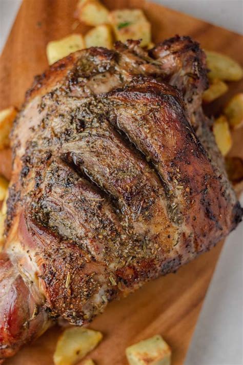 Sear the other sides of the meat until evenly browned. Roast Leg Of Lamb With Gravy Recipe - The Dinner Bite