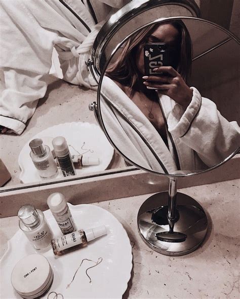 Pin By 𝓁𝒶𝓊𝓇𝑒𝓃 𝒿𝑜𝓇𝒹𝒶𝒶𝓃 On Me Myself And I Mirror Selfie Mirror Pic