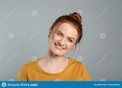 Candid Retrato De Feliz Pelirroja Mujer Con Encantadora Sonrisa Sobre