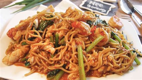 Malay style spicy mee hoon goreng 马来香辣炒米粉. Easy & Yummy Singapore Fried Noodles / Mee Goreng ...
