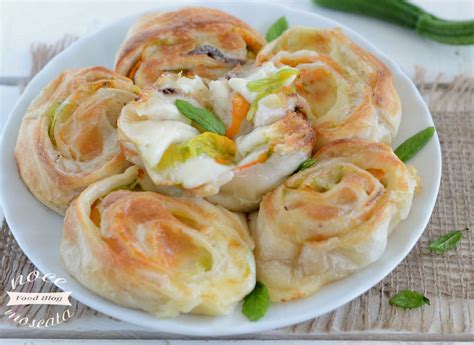 Le ricette con i fiori di zucca sono una prelibatezza primaverile ed estiva tipica della cucina italiana. Sfoglia fiori di zucca e mozzarella con alici, ricetta ...