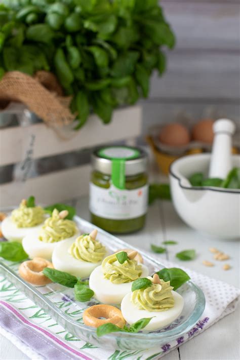 Per bollire un uovo dovete adagiarlo delicatamente in acqua se invece volete preparare un uovo sodo,mettetelo in un pentolino con l'acqua fredda e lasciate cuocere. Uova sode ripiene con formaggio e pesto | Mamma Gy ...