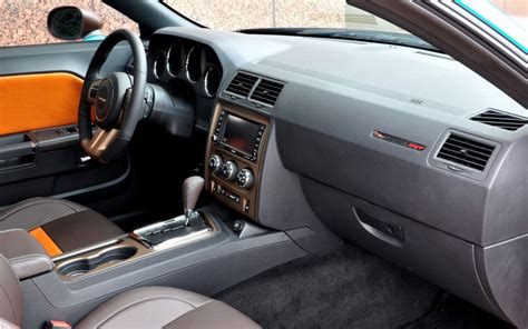 Very hard to find a low mile one in the pacific. Interior del Dodge Challenger SRT8 392 modelo 2013 | Lista ...