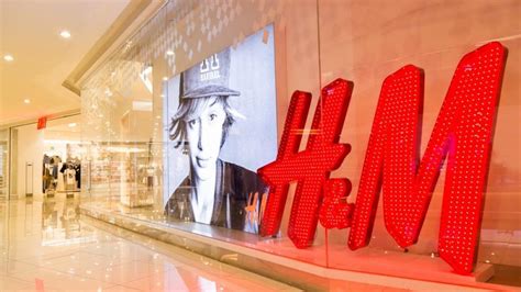 Entdecke die neueste damenmode bei h&m online. H&M handelte sich mit Werbung Rassismus-Vorwurf ein