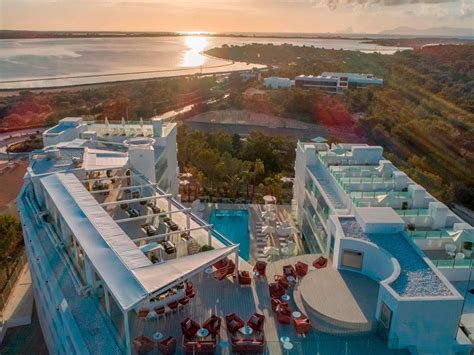 Un grupo de inversores suecos a comprado el emblemático hostal corona del barrio del terreno, en palma, por. Los mejores hoteles en Formentera de 2021 donde alojarse