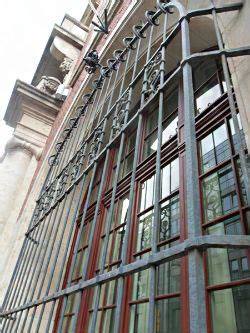 Das verkleiden der fenster durch widerstandsfähige, einbruchsichere. Einbruchsschutz: Wie Sie sich mit Fenstergittern vor ...