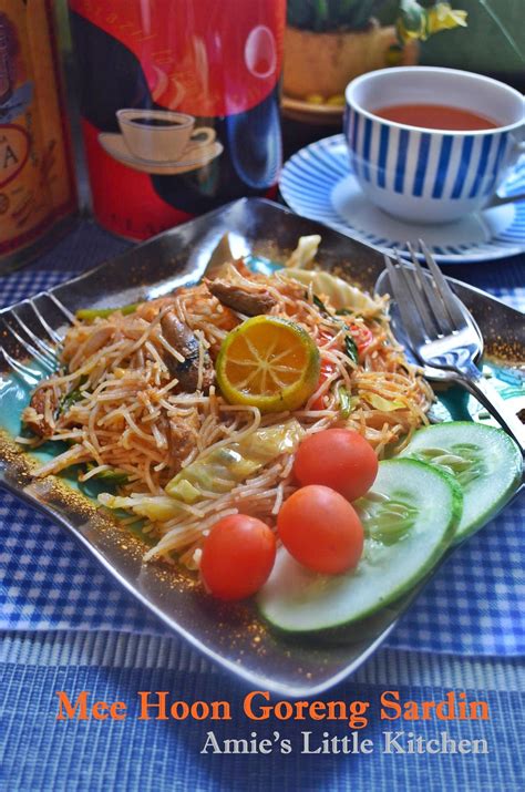 Ikan kembong goreng (seekor) taukua goreng (sekeping) = 110 kalori 13. AMIE'S LITTLE KITCHEN: Mee Hoon Goreng Sardin