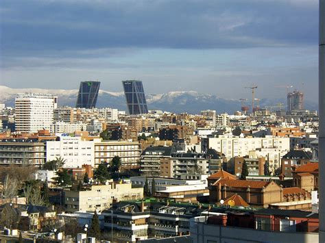 The city has almost 3.3 million inhabitants and a metropolitan area population of approximately 6.5 million. Comunidad de Madrid - Wikimedia Commons
