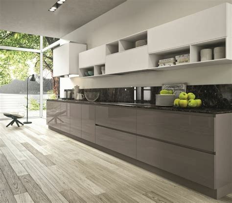 Sous forme d'une dalle ou sous celle de carreaux. Plan de travail cuisine moderne en pierre et bois