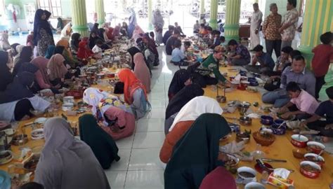 Tahun baru 2021 tinggal hitungan hari lagi. Hari Yatim, PCM Manggeng Aceh Santuni Ratusan Anak Yatim ...