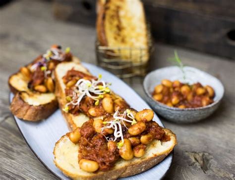 35 mazedonien essen und trinken. Mazedonische Bohnen auf getoastetem Weißbrot ...