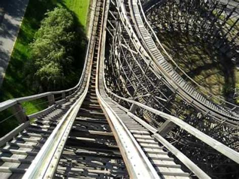 Nach dreijähriger pause kehrt die holzachterbahn im heide park 5) bei der holzachterbahn colossos steigen die wartezeiten nicht selten über 60 minuten. HOLZACHTERBAHN HEIDE PARK COLOSSOS Roller coaster - YouTube