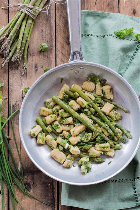 Gnocchi di patate con acciughe e olive ricetta primo piatto. Gnocchi di Patate con Asparagi - Senza Glutine - Essenza ...