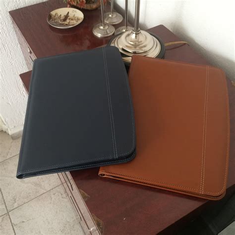 Carpeta En Piel Tamaño Oficio 4 Colores, Súper Precio!!! - $ 255.00 en