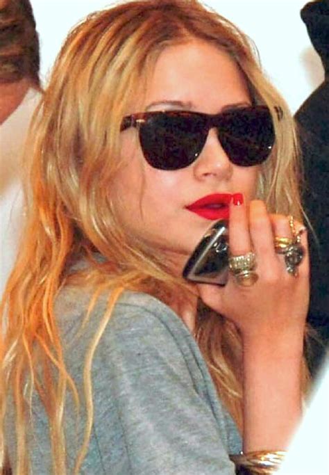 Pinterest Deborahpraha ♥️ Mary Kate Olsen Wearing Sunglasses And Red