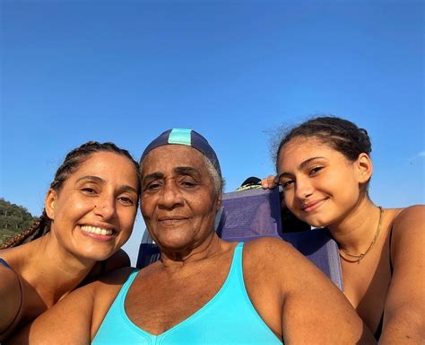 Camila Pitanga Relaxa Com A Filha E A Mãe Na Praia Três Gerações De Amor Revista Marie